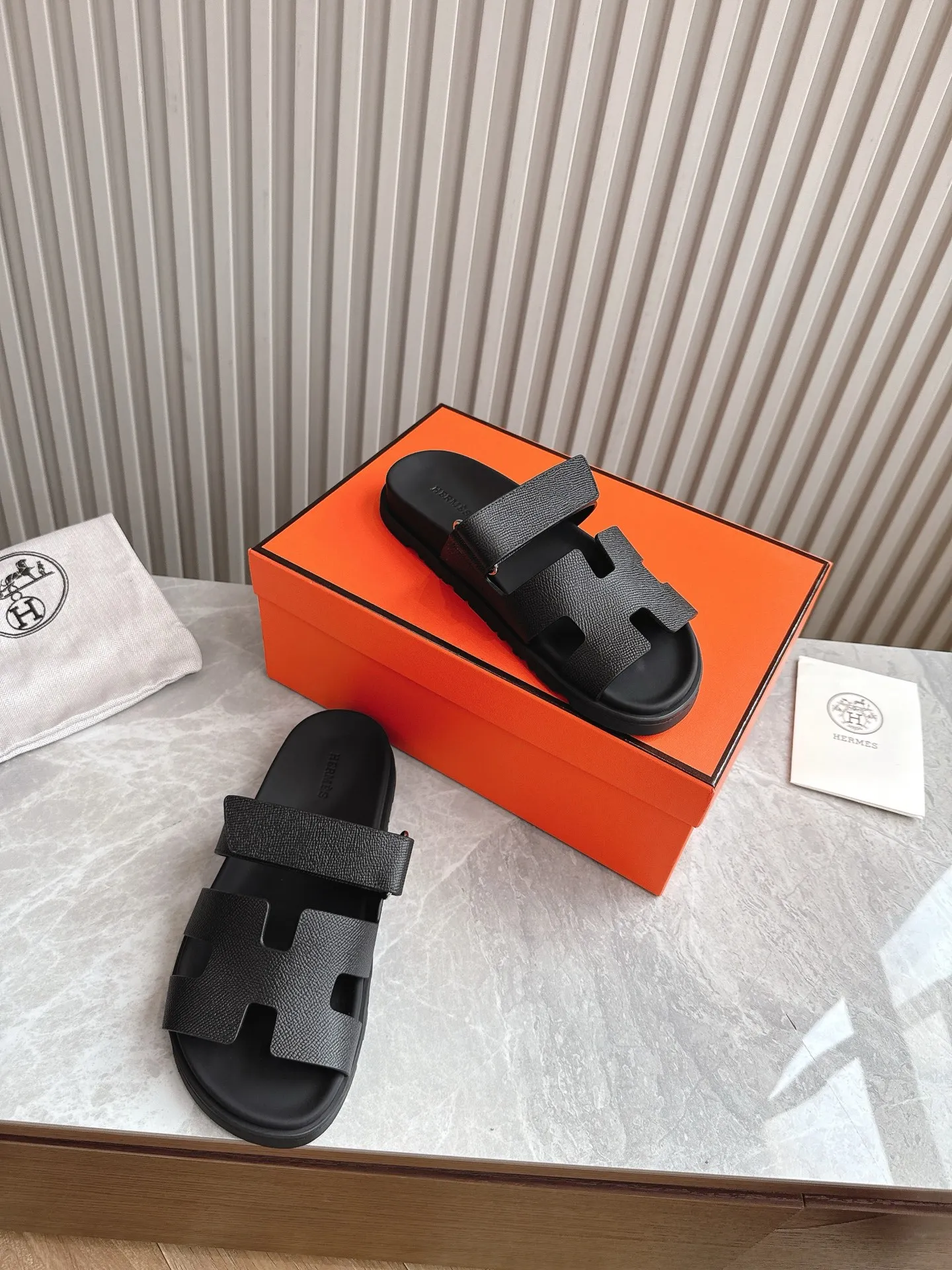 p480🐮🐮Couple model (top version) H family 2024 spring and summer new style HERMES Hermes' recently popular couple model pig nose angle sandals and slippers, paired with various colorful socks, popular. Upper: imported original deerskin (the genuine leather edging is not ordinary super migration). Lining: imported genuine leather. Outsole: Tpu non-slip and wear-resistant outsole. Size: Female 35-42 (40/42 non-returnable and non-exchangeable) Male size: 39-45 (45 non-refundable and non-exchangeable)